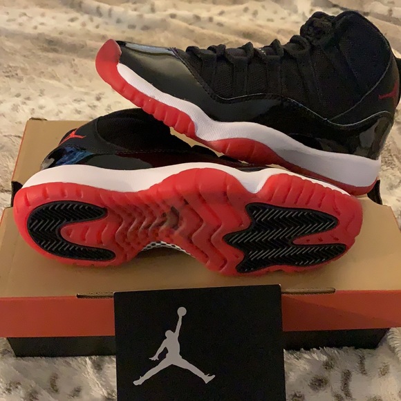 Nike Air Jordan 11 Retro - Picture 2 of 3